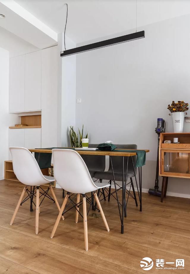 餐桌、餐椅、餐边柜，皆为细长腿的造型，这种造型的家具可使空间更通透，并带来呼吸感。