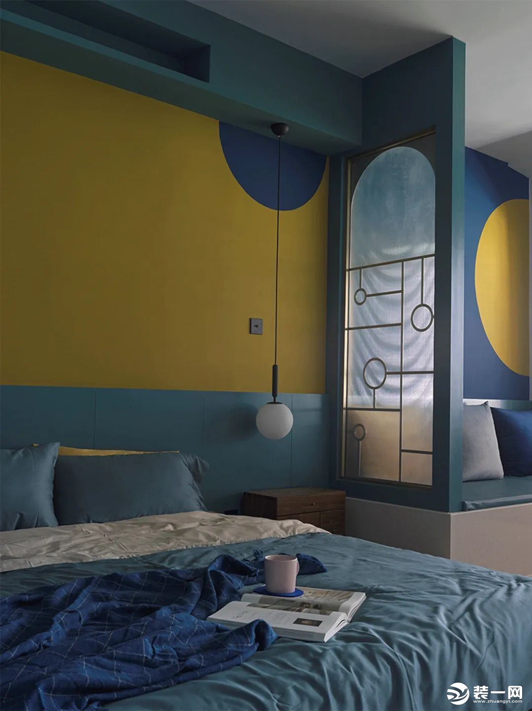 卧室与客厅空间开放的格局，蓝色的墙脚与天花，墙面在黄色基础加入深蓝色的圆点图案，也让空间显得更加艺术