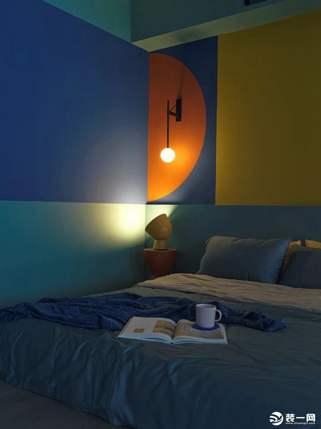 角落位置是一个陀螺造型的小床头柜，摆上一个黄色的装饰床头灯，与墙面大胆的配色相互呼应，让空间显得跳跃