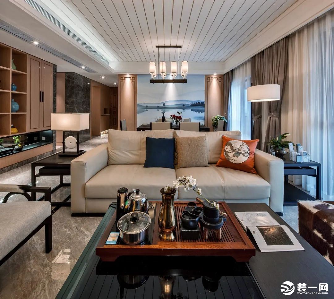 客厅整体的横厅的空间，以稳重端庄的空间与家居布置，营造出一种儒雅舒适的氛围气质。