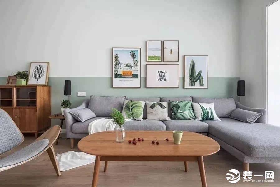 沙发背景墙是做了拼色墙的设计，淡绿色和白色的结合也让人感觉很舒适。再加上北欧风的布艺沙发、挂画和茶几