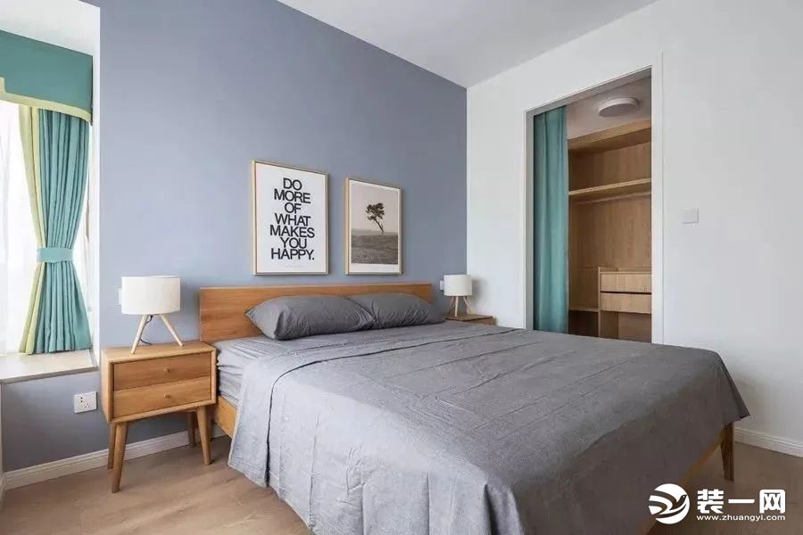 主卧室的床头背景墙是刷成了灰蓝色，和床品颜色相近又有些差别，这样的搭配让层次更加分明。卧室的衣柜被改