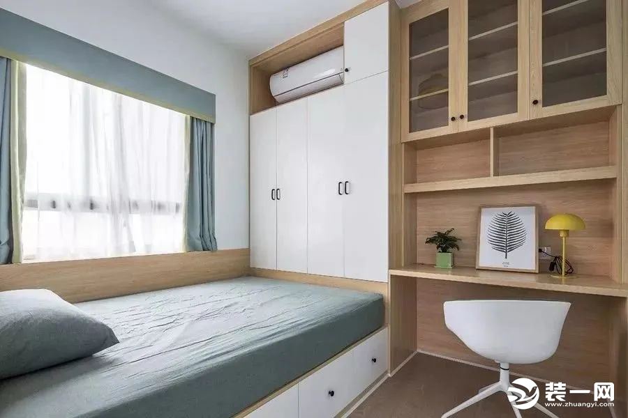 儿童房被设计成了榻榻米床组合衣柜和书桌柜的设计，对于面积比较小的空间来说，这样的设计方案拥有更多的储