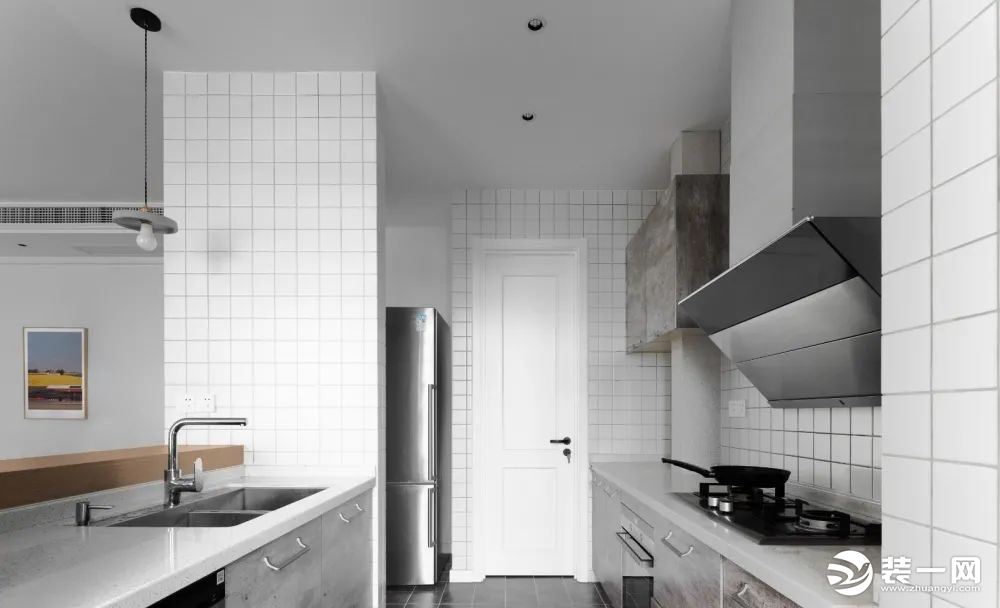 在洗菜做饭的同时能与客厅的空间互动 也是另一种感觉。 软装搭配更多的是随性，自由。