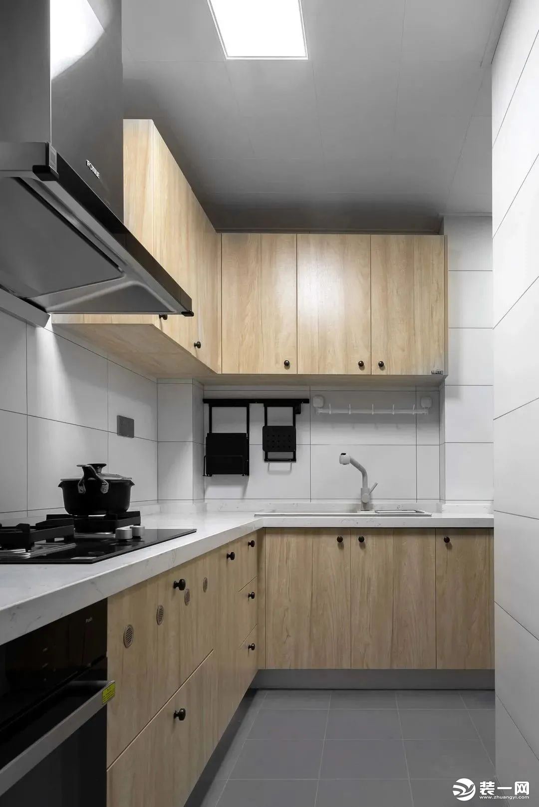 厨房采用L型设计，操作台非常的宽松。橱柜和吊柜设计，为厨房提供了足够的收纳空间。值得一提的是厨房插座