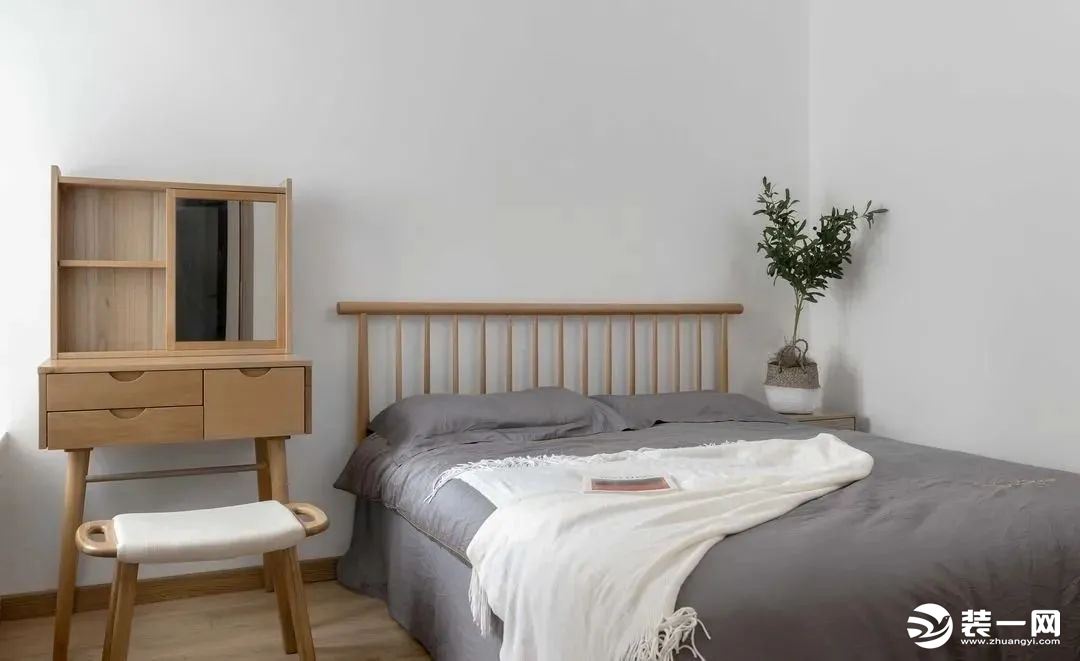 次卧打造的极其的简单，没有做任何多余的装饰，有的只是最为原始的空间感，原木色家具搭配灰色的软装，视觉