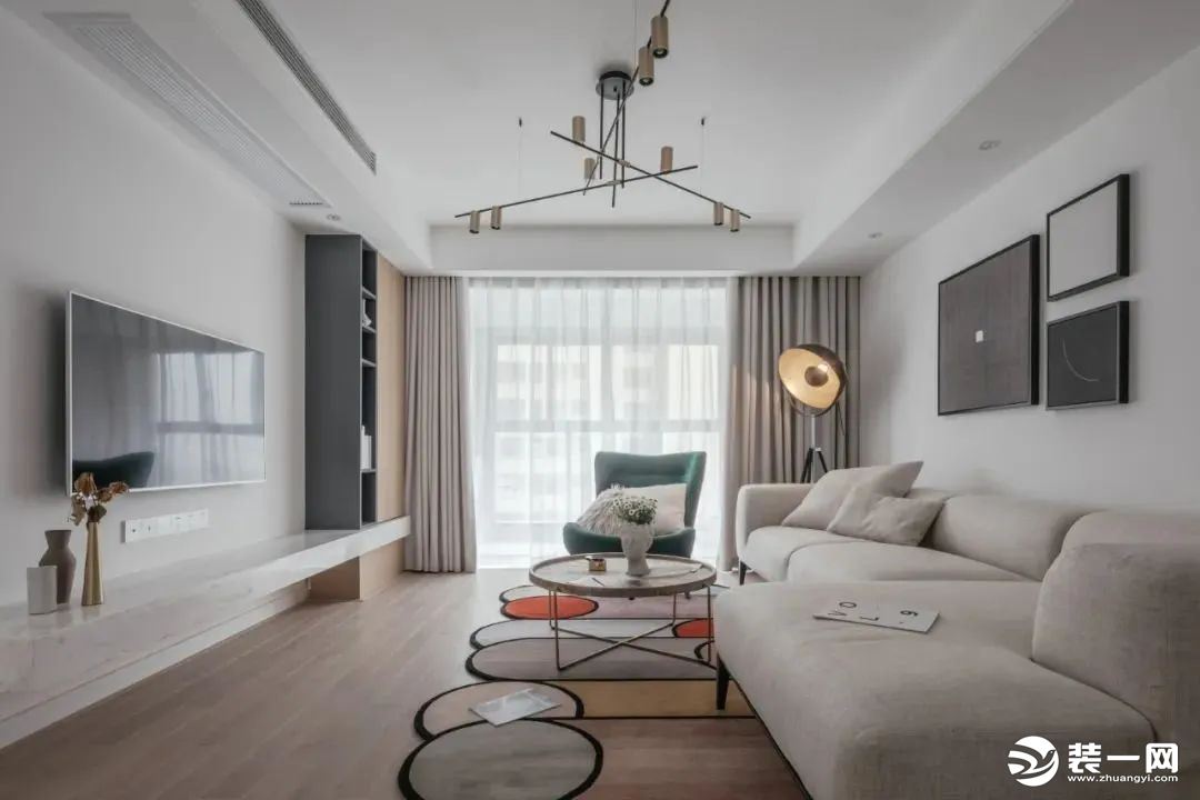 客厅整体现代简约风格的空间基调，签单的空间，搭配黑白配的挂画，地毯处加入素雅的色彩，使得空间充满简洁