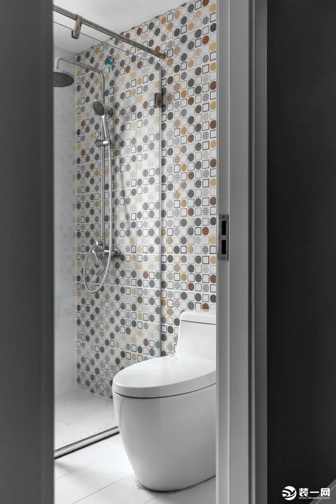 主卫的淋浴花洒安装墙面贴着马赛克墙砖，与床头墙的墙布视觉相互呼应，带来一种文艺的简约感。
