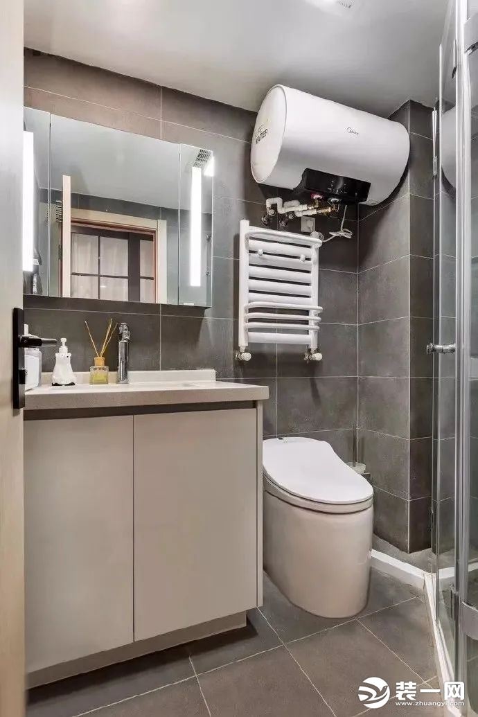 卫生间，灰色调的地砖，乳白色调的洗手台，加上玻璃淋浴房设计，让整个卫生间看起来时尚大气。
