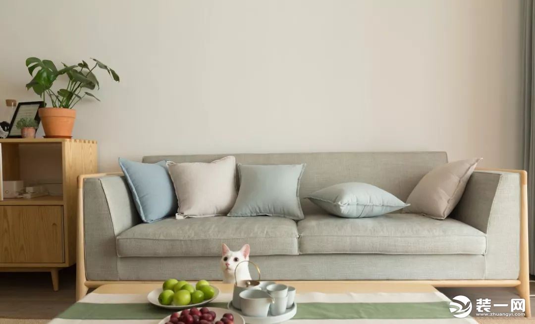 大白墙是屋主最喜欢的部分，就像一张白纸一样，可以任由自己去做搭配，从而把家布置成期待中的模样。绿植配