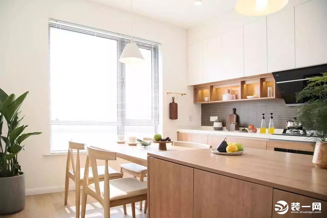 餐厅和厨房设计在一个开放式空间内，采光特别充足，木质的温润给这个家注入了非常舒适的气息。