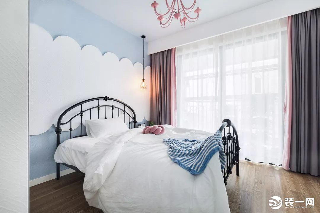 儿童房，蓝白云朵背景墙，黑色铁艺卧床，精致的小吊灯，创意满满的床头柜，粉色的窗帘，这些搭配，让空间变