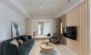 客厅整体以纯净的白墙+自然的木质为基调，蓝丝绒沙发优雅而高级，作为深色稳住空间气场。单人沙发椅千鸟格