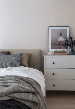 卧室，脏粉色绒面窗帘在空间中优雅而静谧，整个房间给人以宁静温柔的舒适感，床头的吊灯给原本静谧的空间增