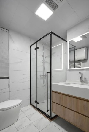 卫生间在雅白的墙面地面砖的基础，定制黑色边框的淋浴房，木色洗手盆柜，加入几个壁龛，洗漱用品可以收纳于