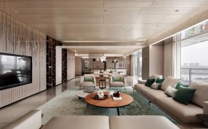客厅整体木质感的空间，连天花板都是以质感的设计，摆上卡其色的皮沙发，布置上绿色渐变的地毯软装，还有双