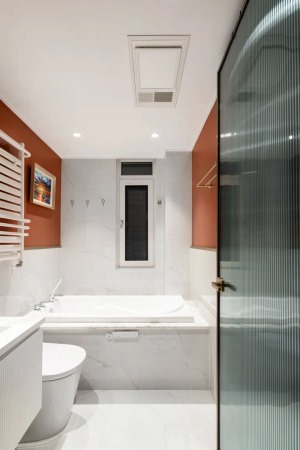 卫生间加入洗手盆、马桶与浴缸，墙脚雅白瓷砖+红色墙身的设计，也让卫浴空间显得时尚端庄而干净大气。
