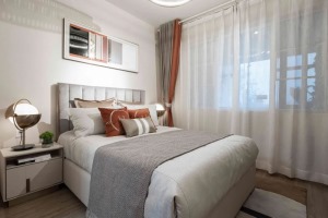 卧室整体奶咖色的墙面空间，布置上一张灰色皮艺床，布置灰色床单、加入橙色枕头、灰橙配的窗帘，床头墙的挂
