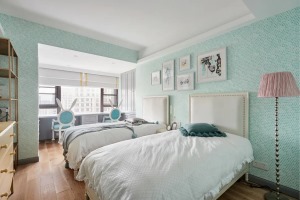 儿童房整体墙面以蓝绿色的三角小碎花图案装饰，布置双床位的儿童床，卡其色的皮艺床头靠背搭配白色床单，也