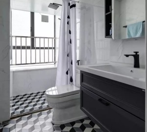浴室的装修，颇有轻奢气质，黑、白、灰三色的巧妙运用，使得整个浴室显得尤为干净整洁。一张简洁的浴帘轻松