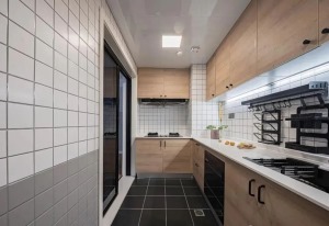 厨房，采用L型的橱柜布局，墙面小方砖延续了分色设计，简洁实用有颜值。