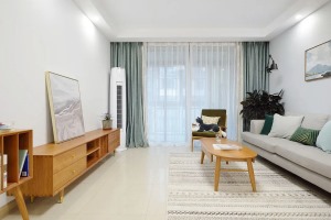 客厅，以白色和浅灰色为主调，辅助樱桃木色、墨绿色和烟灰蓝，营造出温馨自然、简洁明快的空间氛围。电视墙