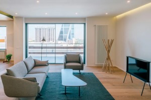 客厅，超大玻璃移门、大白墙、实木地板，加上无主灯设计，看上去更加通透宽敞，还清新舒适。