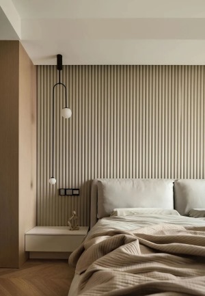 主卧，床头背景墙采用了波浪板+木饰面的组合，既呼应了客厅墙面，还有效地拉伸了视觉效果。还挤出了一间小