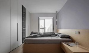 主卧，床头背景墙涂刷紫灰色乳胶漆，搭配木质床头靠背，加上无主灯设计，营造出自然灵动的睡眠氛围。整体定
