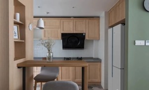开放式厨房，打造了吧台做为分隔，并定制了L型的橱柜布局，提供了充足的操作空间，动线也感觉合理方便。