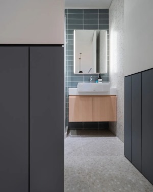 卫生间在水磨石地砖的基础，结合台上盆的洗手盆设计，设计简约实用。
