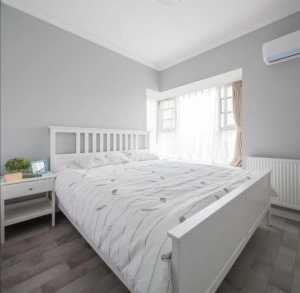 简洁卧室营造一种舒适宁静感，转角飘窗设计迎接美好的阳光。