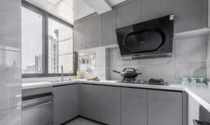  厨房纳入小阳台，扩大使用面积，让操作空间更加合理化，整体定制灰色橱柜搭配浅色系墙地砖，简洁耐脏