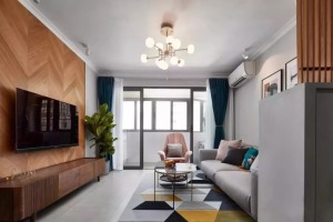 客厅墙地面搭配以时尚灰色，通过地毯、抱枕、单人沙发椅子等家具软装点缀温馨的色调，营造活力感。