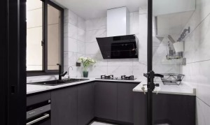  厨房整体白色大理石的纹理，与黑色柜体、黑色磨砂水池的交错，尽显质感。