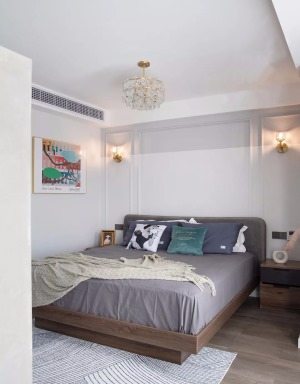 床头背景墙以对称壁灯为界限采用拼色设计，柔和的划分提升空间气质，不会给人视觉压力感。