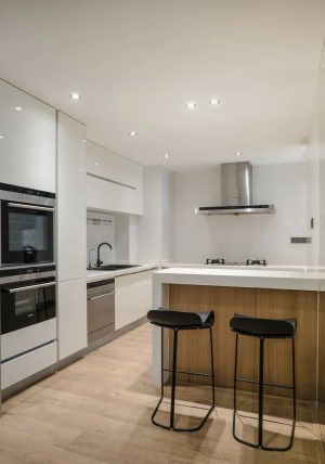 干干净净的开放式厨房带来舒适的生活节奏，白色的橱柜使整个空间更显敞亮、美观。