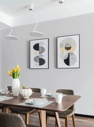 餐厅，优雅大方的浅灰色，搭配木质餐桌椅，以及造型极简的白色吊灯、北欧风格的装饰画，彰显舒适大气的气质