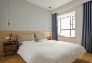 主卧，床头背景墙采用木质护墙板+灰蓝色墙漆的组合，搭配两侧对称的黄铜玻璃吊灯，营造出精致浪漫的睡眠氛