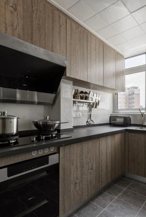 改造后的厨房空间，采光和舒适度都得到了改善~深色的岩板台面，搭配木色的柜门，温馨又不失线条感的厨房。