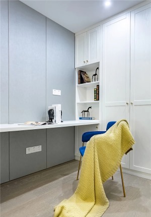 书房选择了柔和浅淡的色彩为基调，跳跃的一抹蓝是软装赋予整个空间的独特魅力，加以温暖随性的搭毯，整体时
