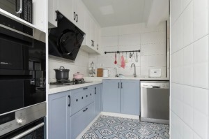  廚房是開放式的空間，設置在過道最里側的位置，整體現代簡潔的空間，讓做飯氛圍更加舒適寬敞。過道樓梯旁