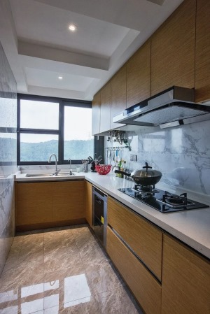 厨房的窗外是优美的山景，装上木色定制橱柜，让做饭空间显得更加舒适自然。