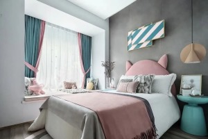 儿童房床头墙是灰色的背景墙，挂一幅青白色斜纹的装饰画，布置可爱造型的粉色儿童床，布置灰粉配的床单，窗