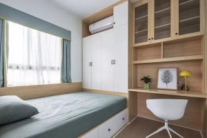 儿童房被设计成了榻榻米床组合衣柜和书桌柜的设计，对于面积比较小的空间来说，这样的设计方案拥有更多的储