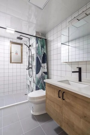 卫生间内是用浴帘和挡水条来做了干湿分离的设计，灰色的地砖搭配白色的墙砖，整个卫生间看起来也是比较简洁