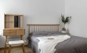 次卧打造的极其的简单，没有做任何多余的装饰，有的只是最为原始的空间感，原木色家具搭配灰色的软装，视觉