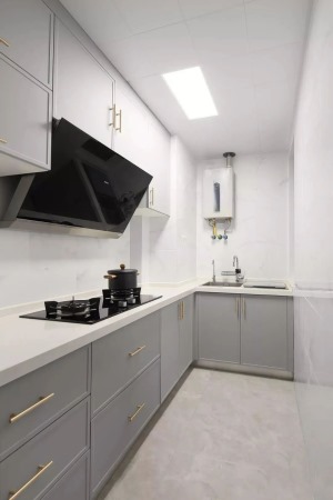 视觉清爽干净的浅灰色橱柜，与爵士白的墙面、纯白的顶面形成层次感，营造简洁大方的厨房空间。