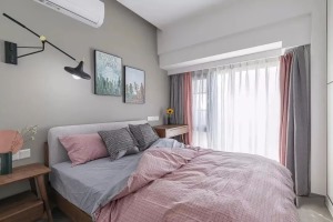 主卧在灰色的基调下，搭配粉色的四件套床品，让卧室的氛围变得更温和静谧，舒适感更强烈。