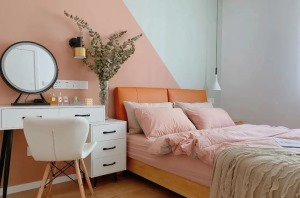 主卧，床头背景墙采用分色墙设计，脏粉色撞浅灰蓝，浪漫有情调。